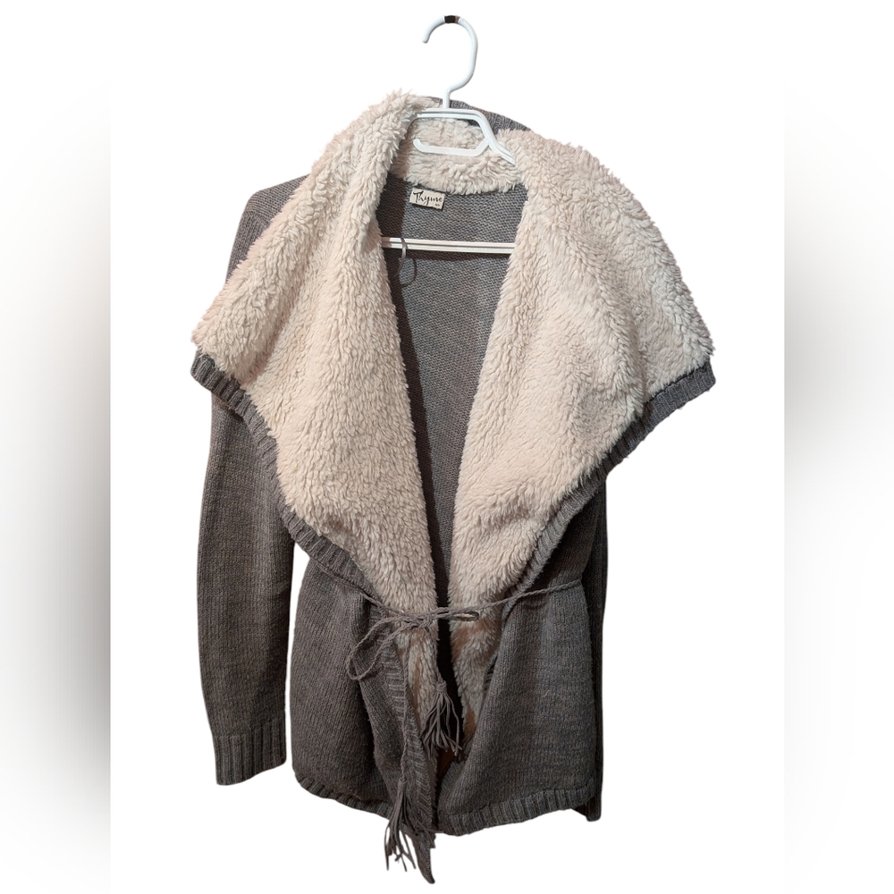 2/22$ Cozy Gray and Cream Sweater with Faux Fur Collar